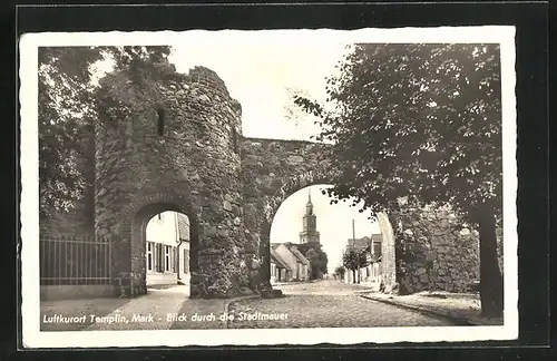 AK Templin /Mark, Blick durch die Stadtmauer