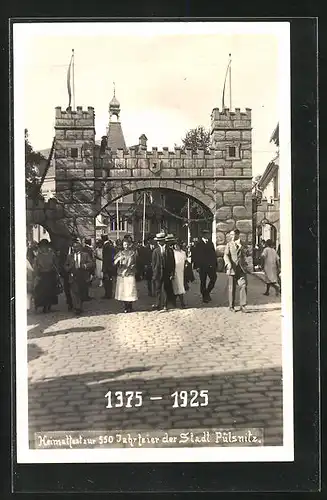 Foto-AK Pulsnitz, Festpostkarte zum Heimatfest 1925, Menschen am Stadttor
