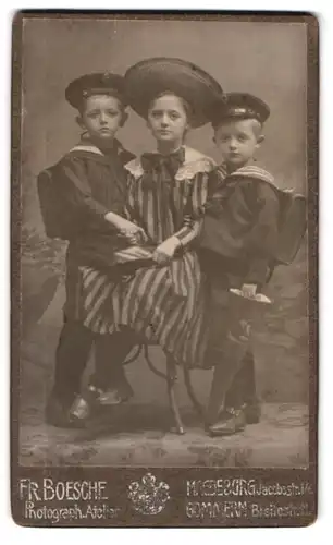 Fotografie Fr. Boesche, Magdeburg, Jacobstrasse 14, Mädchen mit ihren Brüdern zur Einschulung