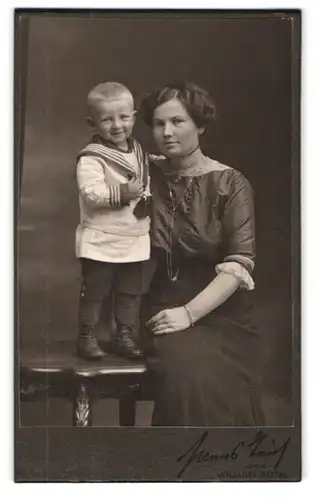 Fotografie Hanns Teich, Berlin, Friedrichstrasse 113a, Frau mit ihrem Söhnchen im Matrosenanzug