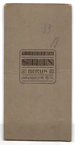 Fotografie Atelier Stein, Berlin, Chausseestrasse 70 /71, Junge in Matrosenazug mit Spielzeugschiff