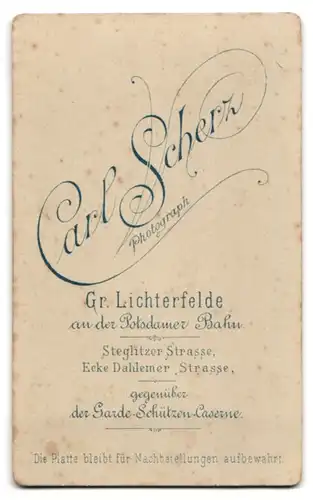 Fotografie Carl Scherz, Gr. Lichterfelde, Steglitzer Strasse, Bub mit Reitgerte im feinen Zwirn