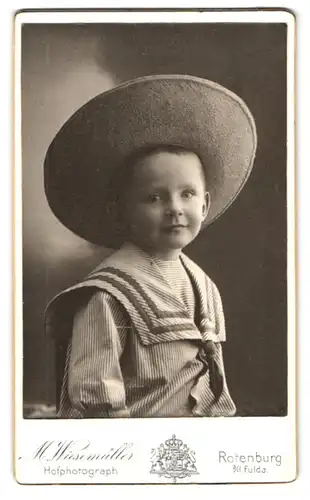 Fotografie M. Wiesemüller, Rotenburg /Fulda, Klein Rudolf im Matrosenanzug mit Hut