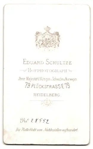 Fotografie Eduard Schultze, Heidelberg, Plöckstrasse 79, Alte Frau im gestreiften Kleid mit Haube