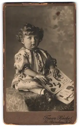 Fotografie Franz Kachel, Grossräschen N.L., Putziges Mädchen mit Locken und Bilderbuch