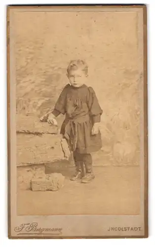 Fotografie F. Bergmann, Ingolstadt, Theresienstrasse 329 II, Junges Kind mit bedrücktem Blick