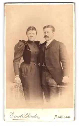 Fotografie Ernst Schroeter, Meissen, Obergasse 597, Bürgerliches Ehepaar mit strengem Blick