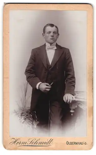 Fotografie Herm Schmidt, Olbernhau i. S., Freibergerstrasse 177 f., Bürgerlicher Junger Mann im Anzug mit Weste