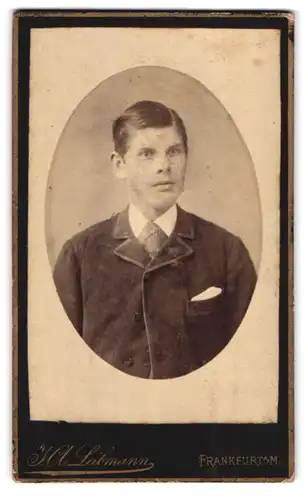 Fotografie H. A. Leibmann, Frankfurt a. M., Langestrasse 24, Junge mit Krawatte und erschrockenem Blick