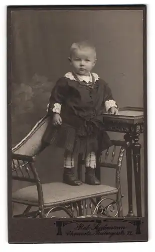 Fotografie Rob. Seidemann, Chemnitz, Freibergerstrasse 22, Kleikind trägt mit Spitze verziertes Kleid