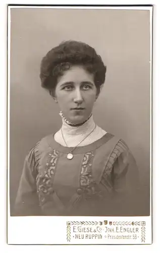 Fotografie E. Giese und Co. Inh. Engler, Neu Ruppin, Präsdentenstrasse 58, Frau mit hohem Krage und voluminöser Frisur