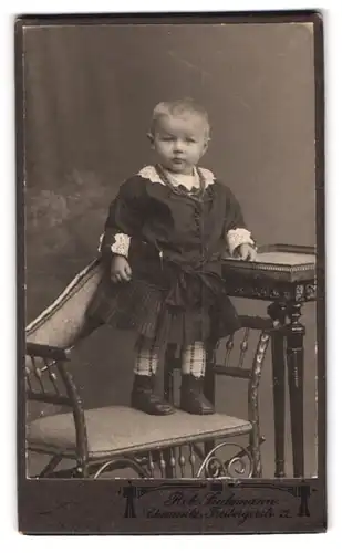 Fotografie Rob. Seidemann, Chemnitz, Freibergerstrasse 22, Kleines Mädchen mit puffigem Kleid und Halskette