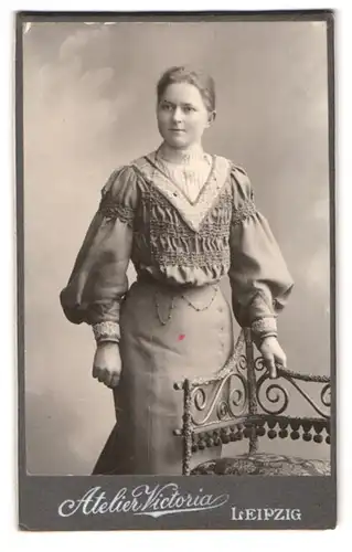 Fotografie Atelier Victoria, Leipzig, Rossplatz 6, Dame in Kleid mit hohem Kragen und weiten Ärmeln