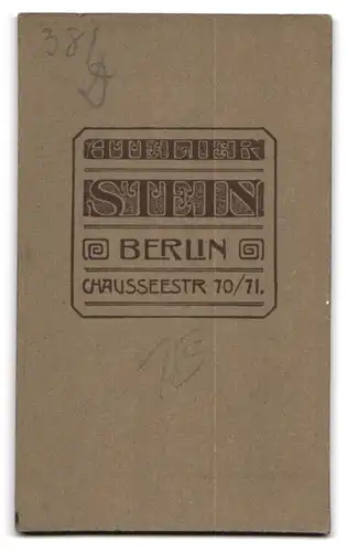 Fotografie Atelier Stein, Berlin, Chausseestrasse 70 /71, Junge Frau in Kleid mit Spitzenakzenten und Buch