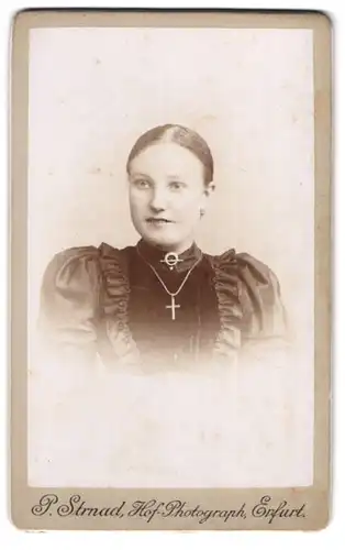 Fotografie P. Strnad, Erfurt, Frau mit offenem Blick im Rüschen-Kleid und Jesus-Kreuz