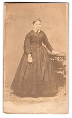 Fotografie J. E. Schubert, Nürnberg, Deutschherren-Wiese 63a, Bürgerliche Frau im schwarzen taillierten Kleid