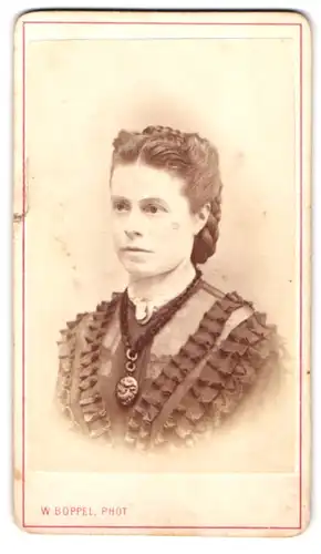 Fotografie W. Boppel, Heidenheim, Bürgerliche Frau mit toupierten Haaren und Camée
