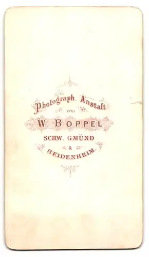 Fotografie W. Boppel, Heidenheim, Bürgerliche Frau mit toupierten Haaren und Camée