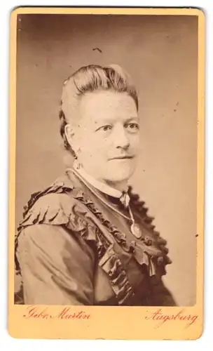 Fotografie Gebr. Martin, Augsburg, Bahnhofstrasse 22, Bürgerliche Dame mit Camée