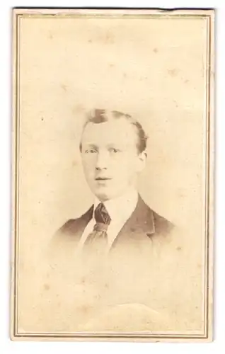 Fotografie unbekannter Fotograf und Ort, Junger Mann mit pomadiesiertem Haar und Krawatte