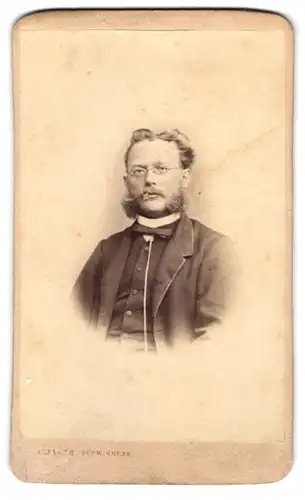 Fotografie C. Jäger, Schw. Gmünd, Bürgerlicher Herr mit Brille und Backenbart