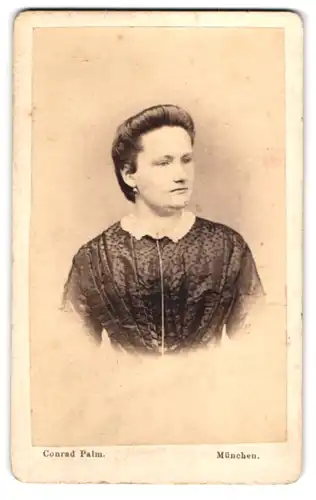 Fotografie Conrad Palm, München, Sonnen-Strasse 7, Bürgerliche Frau mit toupiertem Haar