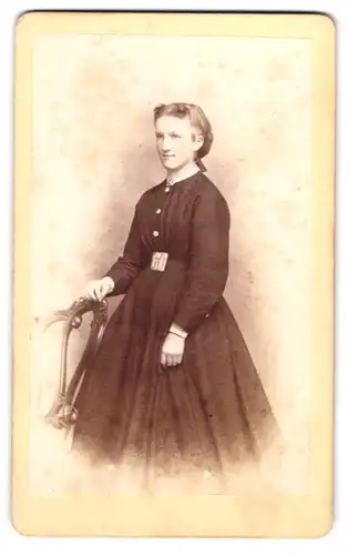 Fotografie W. Boppel, Schwäb. Gmünd, Junge Frau im schwarzen Kleid