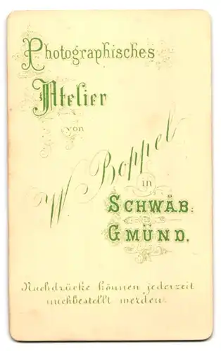 Fotografie W. Boppel, Schwäb. Gmünd, Junge Frau im schwarzen Kleid