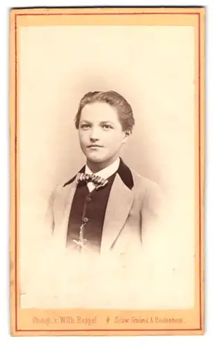 Fotografie Wilh. Boppel, Schwäb. Gmünd, Junge mit pomadisiertem Haar im Sonntagsstaat