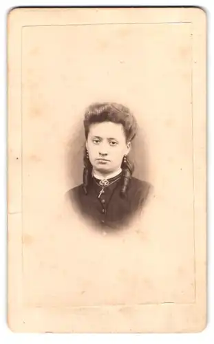 Fotografie A. Breuning, Hanau, im schwarzen Bären, Christin mit toupierten Haaren und gelangweiltem Blick