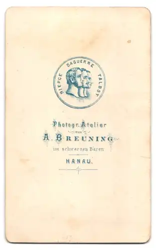 Fotografie A. Breuning, Hanau, im schwarzen Bären, Christin mit toupierten Haaren und gelangweiltem Blick