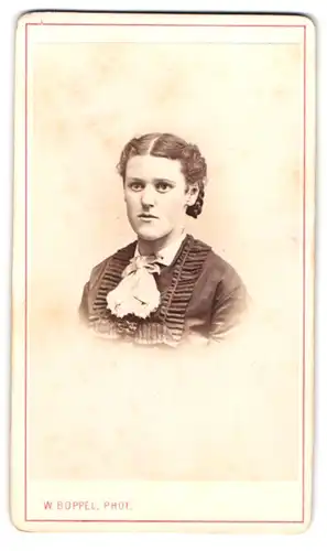 Fotografie W. Boppel, Schw. Gmünd, Bürgerliche Frau mit geflochtenen Haaren