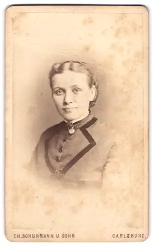Fotografie Th. Schuhmann & Sohn, Carlsruhe, Junge Dame mit freundlichen Lächeln