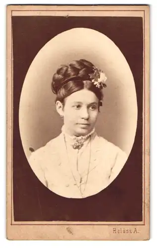 Fotografie Halász A., Budapest, Kerepesi ut 65 sz., Junge Frau in weissen Kleidern und Hochsteckfrisur