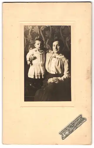 Fotografie Hans Albert, Hammelburg, Mutter mit ihrem Kind, Mutterglück