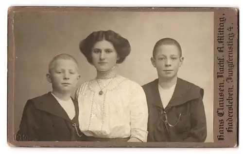 Fotografie Hans Clausen, Hadersleben, Jungfernstieg 4, Frau mit ihren Söhnen, Mutterglück