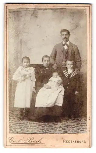 Fotografie Carl Buck, Regensburg, Am Petersthor G. 159, Bürgerliche Familie im Portrait, Mutterglück