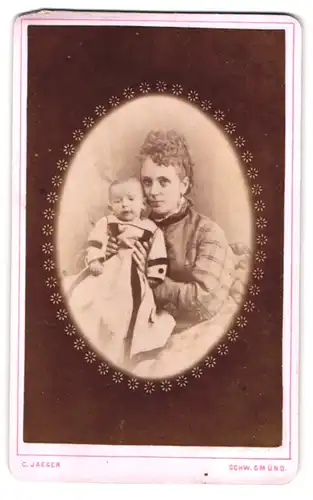 Fotografie C. Jaeger, Schw. Gmünd, Frau im kariertem Kleid mit ihrem Spross, Mutterglück