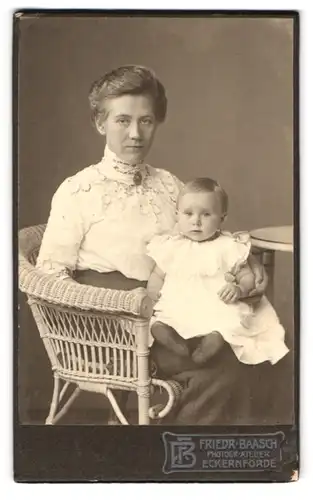 Fotografie Friedr. Baasch, Eckernförde, Bürgerliche Frau mit Kleinkind auf dem Schoss, Mutterglück