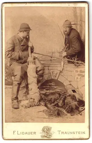 Fotografie F. Lidauer, Traunstein, Königsstrasse, Angler mit Stellnetz und Hund