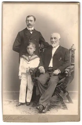 Fotografie Selle & Kuntze, Potsdam, Schwertfeger-Str No.14, Sitzender Grossvater mit Sohn und Enkel