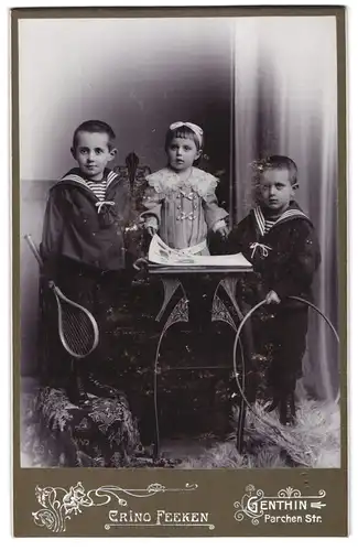 Fotografie Erino Feeken, Genthin, Parchen Str., Junge mit Tennisschläger mit Jungen mit Spielreif und kleinem Mädchen