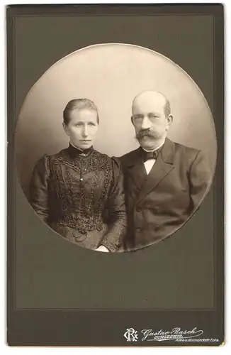 Fotografie Gustav Rasch, Schleswig, Allee u. Bischmarckstr., Herr mit Schnauzbart und Dame mit besticktem Kleid