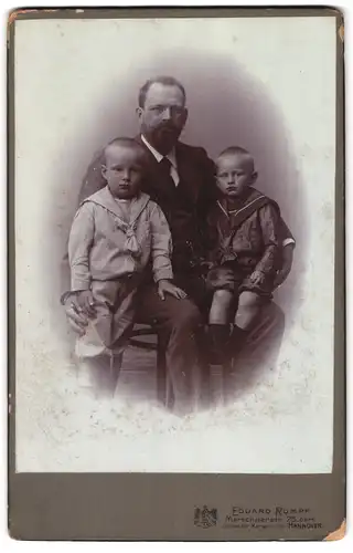 Fotografie Eduard Rumpf, Hannover, Marschnerstr. 25, Mann mit Brille und Vollbart mit seinen beiden kleinen Söhnen