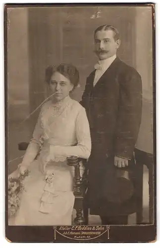 Fotografie C. F. Beddies & Sohn, Braunschweig, Kuhstr. 10, Junges Hochzeitspaar, Dame in weissem Kleid, Herr mit Fliege