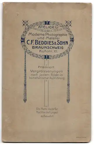 Fotografie C. F. Beddies & Sohn, Braunschweig, Kuhstr. 10, Junges Hochzeitspaar, Dame in weissem Kleid, Herr mit Fliege