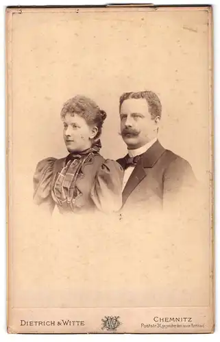 Fotografie Dietrich & Witte, Chemnitz, Poststr. 31, Dame mit lockigen Haaren und Puffärmelnund Herr mit Schnauzbart