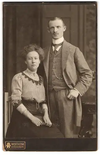 Fotografie Wertheim, Berlin, Leipzigerstr., Dame mit toupiertem Haar und Herr in grauem Mantel