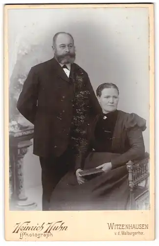 Fotografie Heinrich Huhn, Witzenhausen, v. d. Walburgerthor, Herr mit vollbart steht neben seiner sitzenden Frau