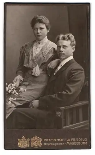 Fotografie Pieperhoff & Fendius, Magdeburg, Alte Ulrichsstrasse 14, Portrait junges Paar in hübscher Kleidung